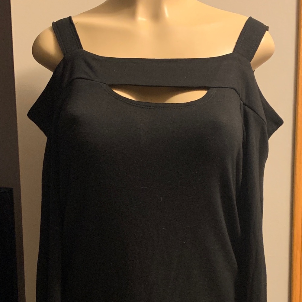 Black dress, off the shoulder love sleeve
